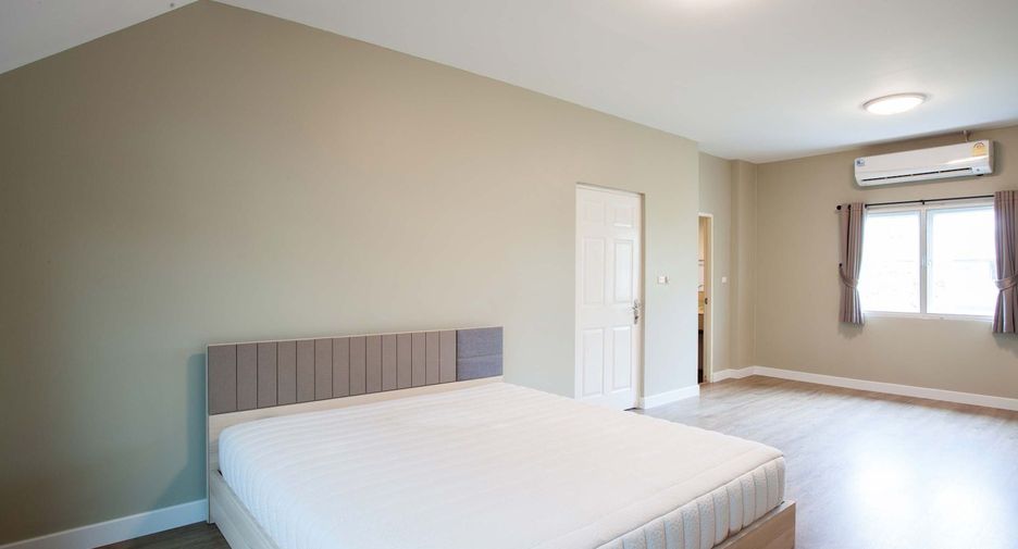 For rent 3 bedrooms townhouse in Wang Thonglang, Bangkok