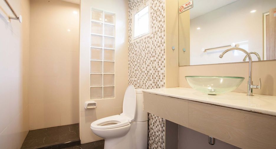 For rent 3 bedrooms townhouse in Wang Thonglang, Bangkok