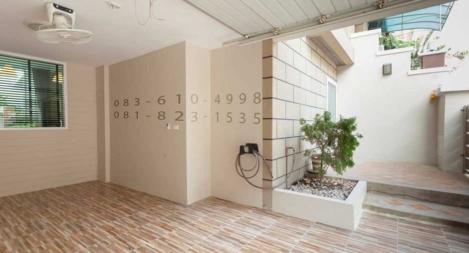 For rent 3 bedrooms townhouse in Wang Thonglang, Bangkok