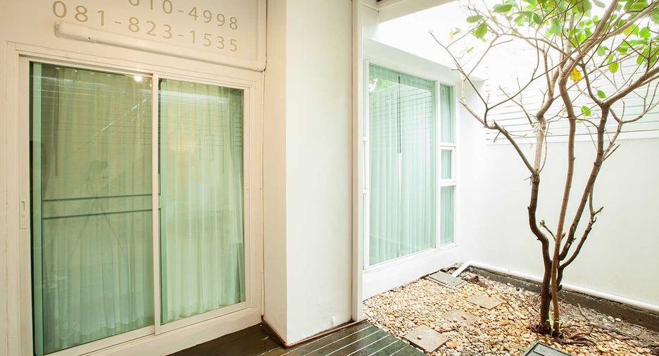 For rent 3 bedrooms townhouse in Wang Thonglang, Bangkok