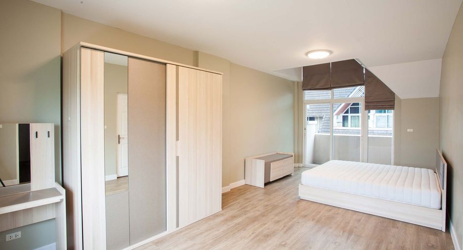For rent 3 bedrooms townhouse in Wang Thonglang, Bangkok