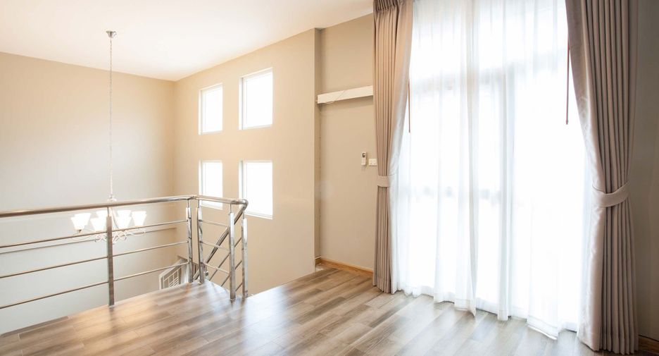 For rent 3 bedrooms townhouse in Wang Thonglang, Bangkok
