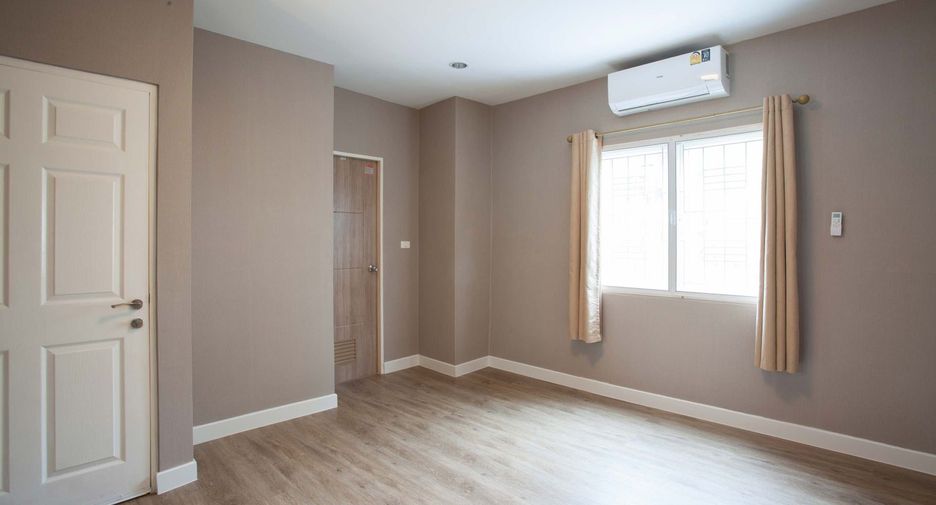 For rent 3 bedrooms townhouse in Wang Thonglang, Bangkok