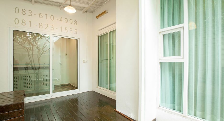 For rent 3 bedrooms townhouse in Wang Thonglang, Bangkok