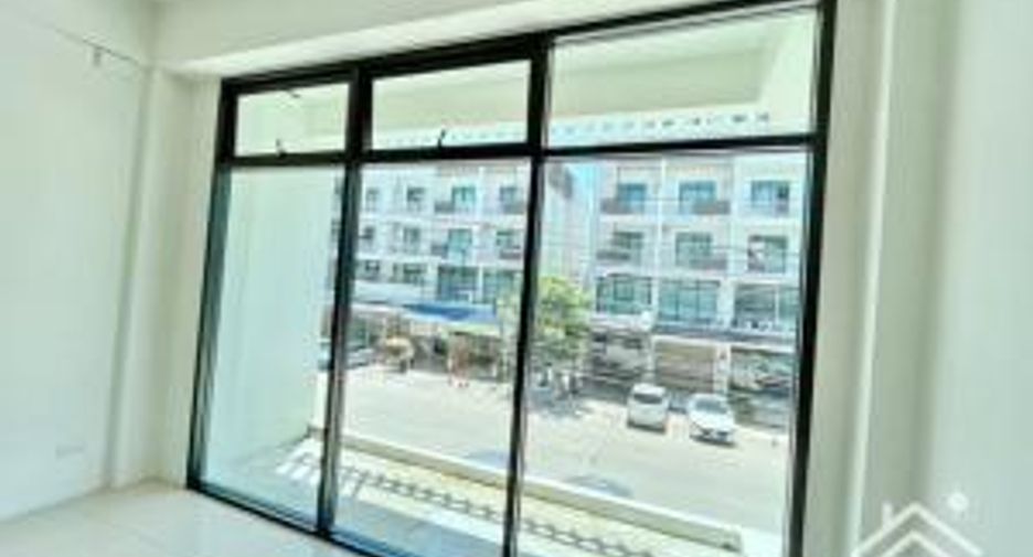 À louer et à vendre 6 chambres maison de ville à Si Racha, Chonburi