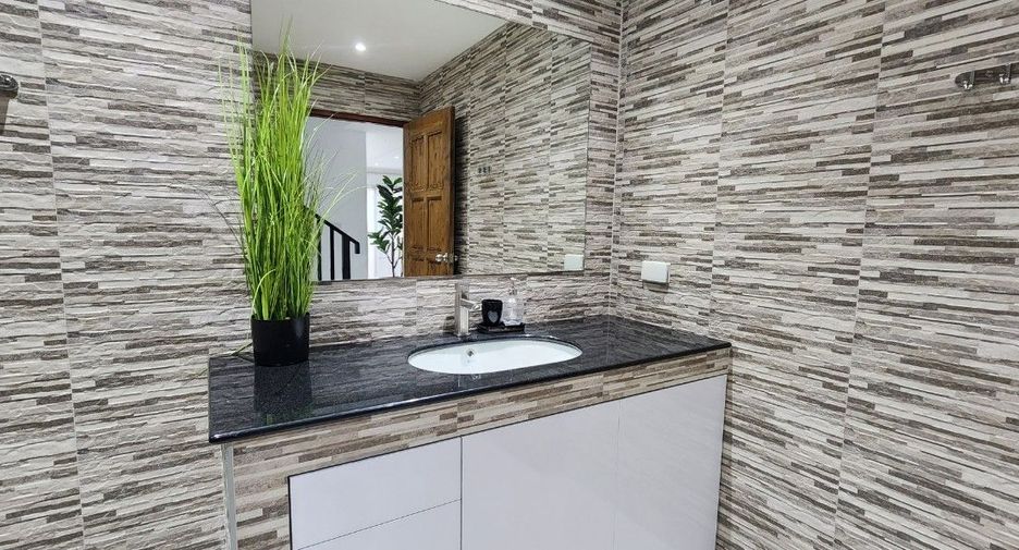 For sale 3 bedrooms house in Mueang Rayong, Rayong