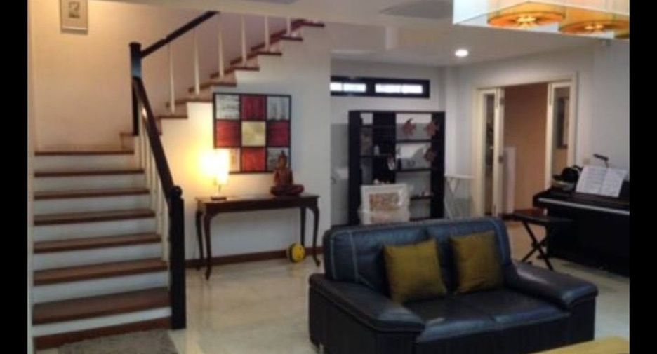 Casa en alquiler de 3 habitaciones en Yan Nawa, Bangkok