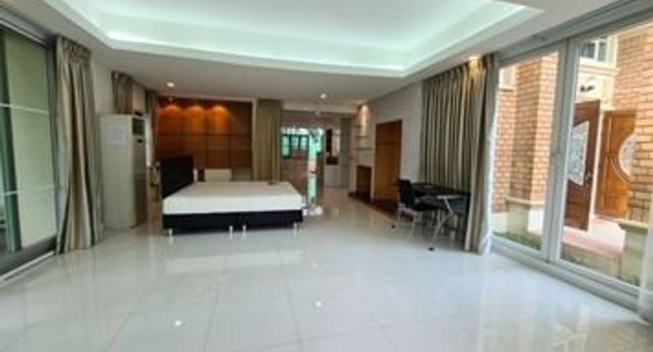For rent 4 bedrooms condo in Mueang Samut Prakan, Samut Prakan