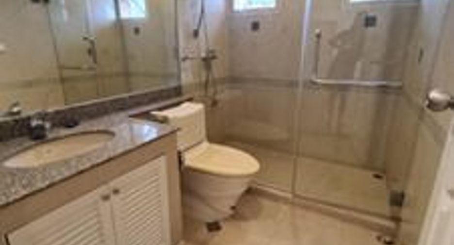 For rent 4 bedrooms condo in Mueang Samut Prakan, Samut Prakan