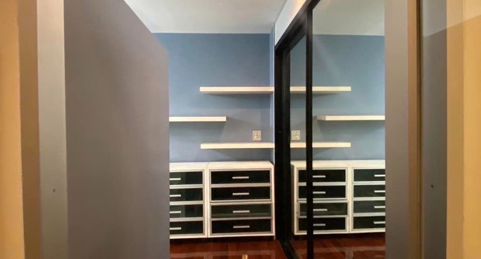 For rent 4 bedrooms townhouse in Chatuchak, Bangkok
