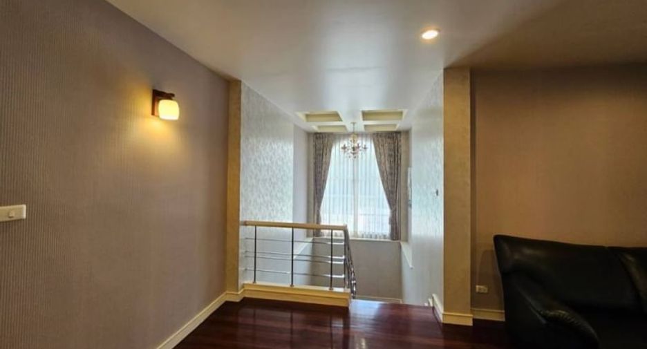 À vendre 5 chambres maison à Mueang Chon Buri, Chonburi