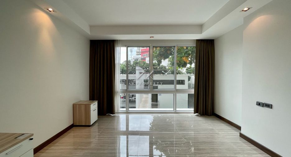 For rent 4 bedrooms condo in Khlong Toei, Bangkok