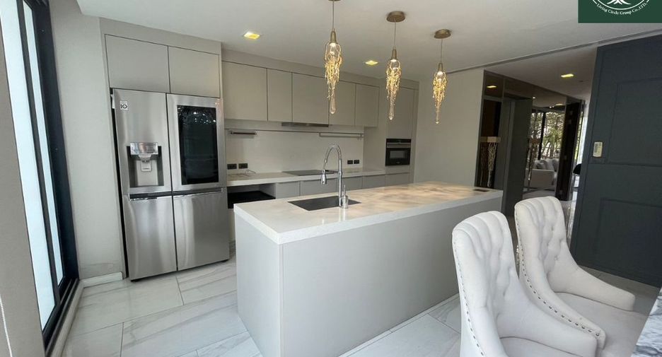 For rent and for sale 4 bedrooms townhouse in Watthana, Bangkok