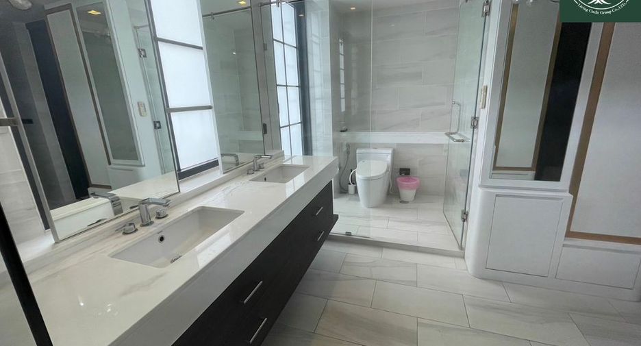 For rent and for sale 4 bedrooms townhouse in Watthana, Bangkok