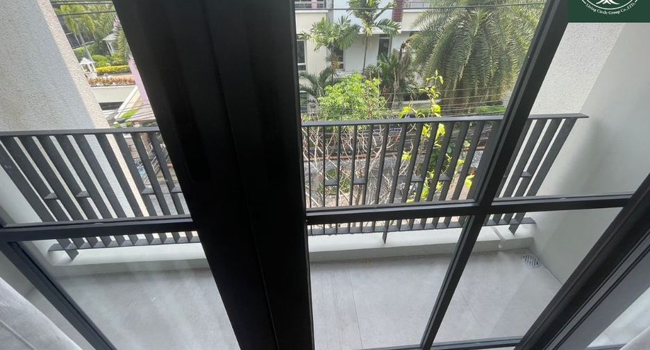 For rent and for sale 4 bedrooms townhouse in Watthana, Bangkok