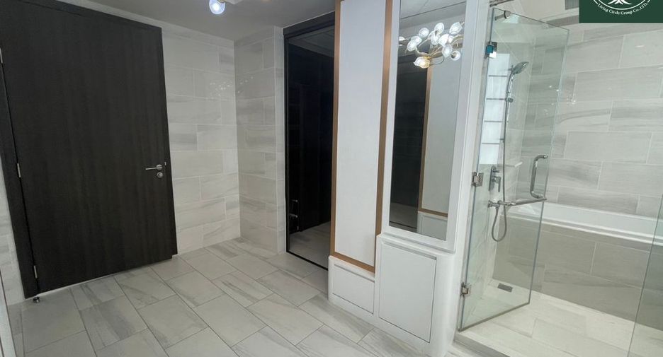 For rent and for sale 4 bedrooms townhouse in Watthana, Bangkok