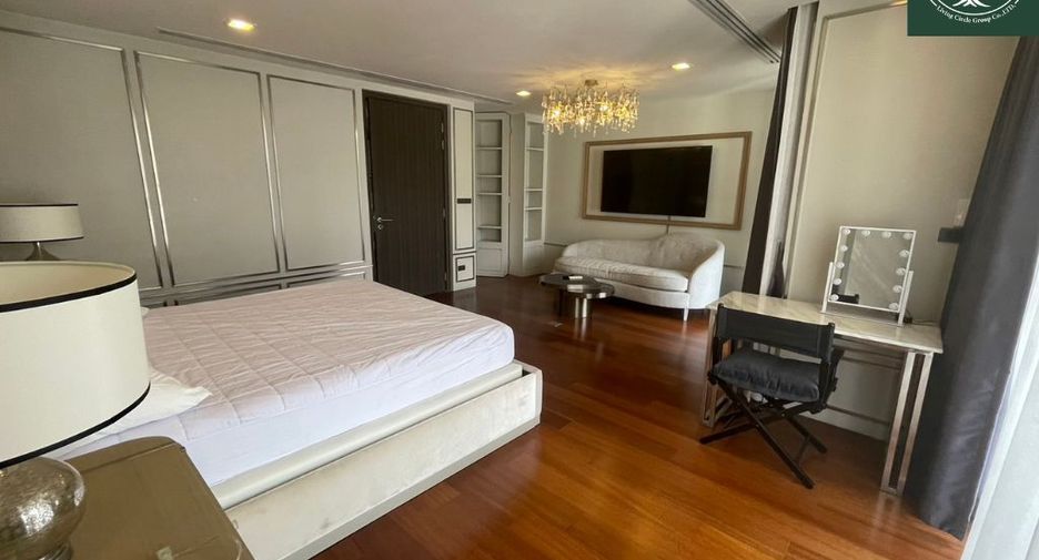 For rent and for sale 4 bedrooms townhouse in Watthana, Bangkok