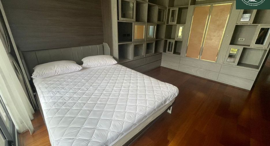 For rent and for sale 4 bedrooms townhouse in Watthana, Bangkok