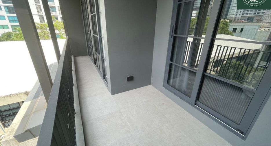 For rent and for sale 4 bedrooms townhouse in Watthana, Bangkok