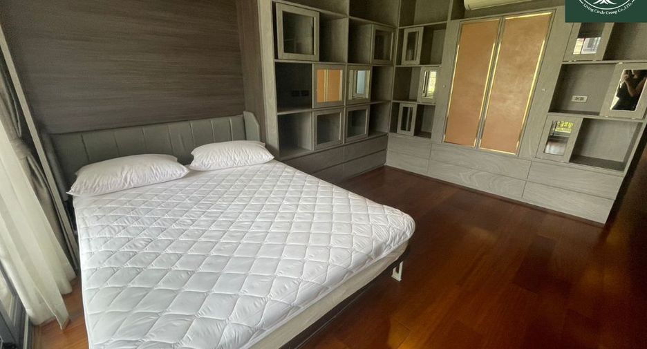 For rent and for sale 4 bedrooms townhouse in Watthana, Bangkok