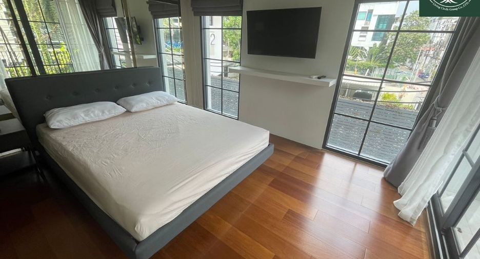 For rent and for sale 4 bedrooms townhouse in Watthana, Bangkok