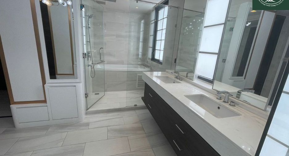 For rent and for sale 4 bedrooms townhouse in Watthana, Bangkok