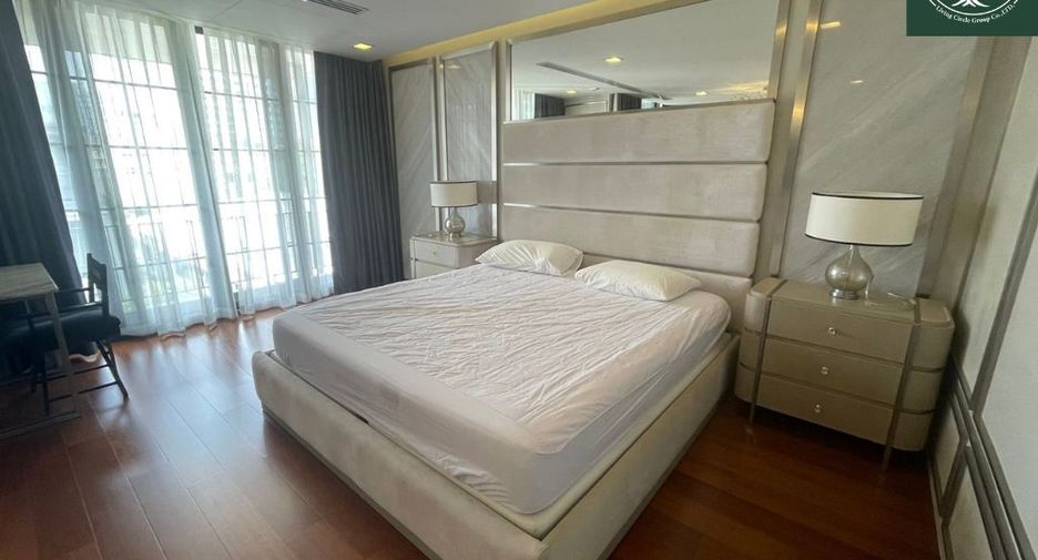 For rent and for sale 4 bedrooms townhouse in Watthana, Bangkok