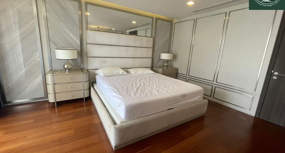 For rent and for sale 4 bedrooms townhouse in Watthana, Bangkok