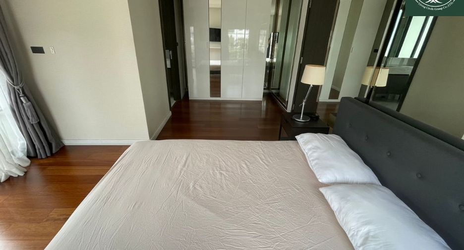 For rent and for sale 4 bedrooms townhouse in Watthana, Bangkok