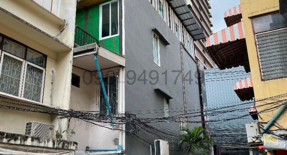 For rent 3 Beds retail Space in Din Daeng, Bangkok