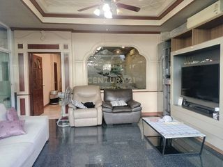 For sale 5 bed townhouse in Din Daeng, Bangkok