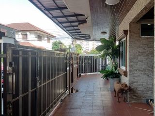 For sale 5 bed townhouse in Din Daeng, Bangkok