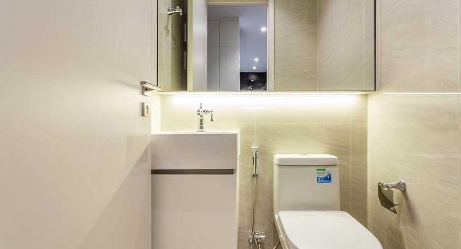 For rent 2 bedrooms condo in Pathum Wan, Bangkok