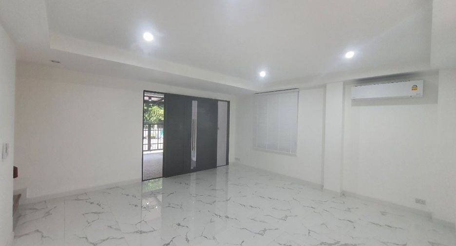 For rent そして for sale 5 Beds retail Space in Lat Phrao, Bangkok