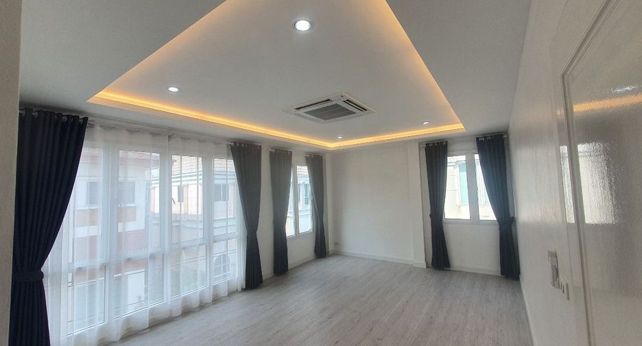 For rent そして for sale 5 Beds retail Space in Lat Phrao, Bangkok