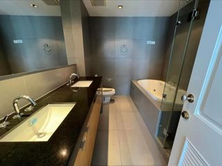 For rent 3 bedrooms condo in Pathum Wan, Bangkok