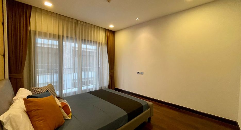 For rent 4 bedrooms apartment in Watthana, Bangkok