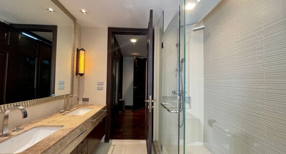 For rent 4 bedrooms apartment in Watthana, Bangkok