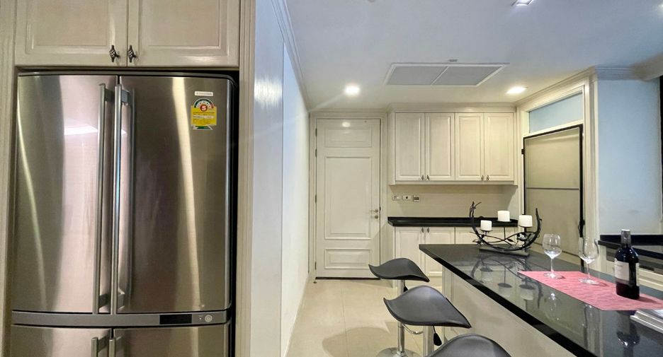 For rent 4 bedrooms apartment in Watthana, Bangkok