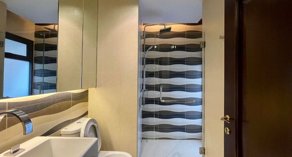 For rent 4 bedrooms apartment in Watthana, Bangkok