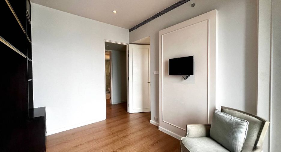 For rent 3 bedrooms condo in Sathon, Bangkok