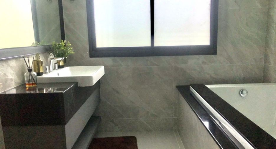 For sale 5 bedrooms house in Mueang Samut Prakan, Samut Prakan