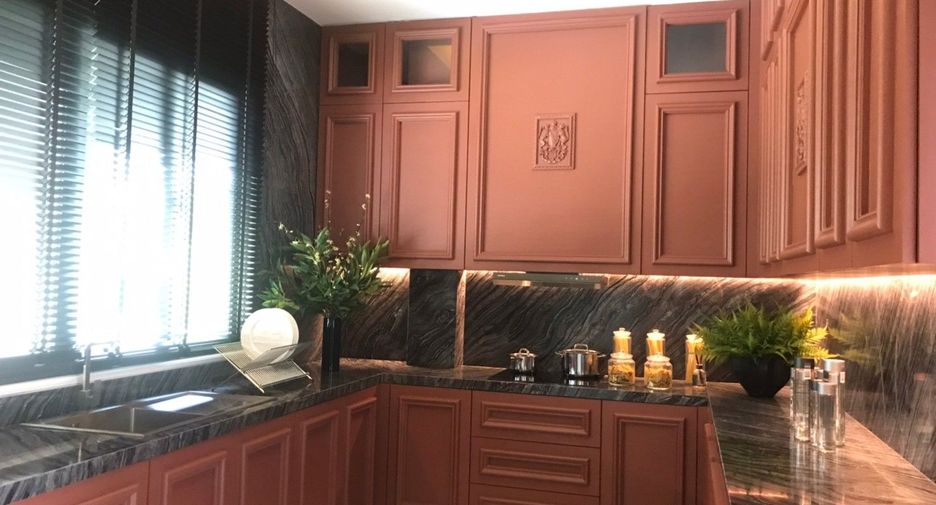 For sale 5 bedrooms house in Mueang Samut Prakan, Samut Prakan