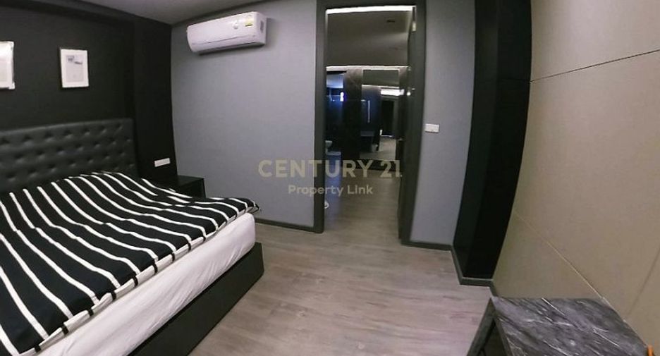 For sale 6 bedrooms townhouse in Huai Khwang, Bangkok