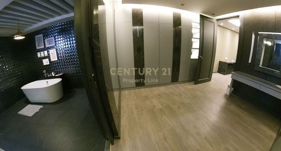 For sale 6 bedrooms townhouse in Huai Khwang, Bangkok