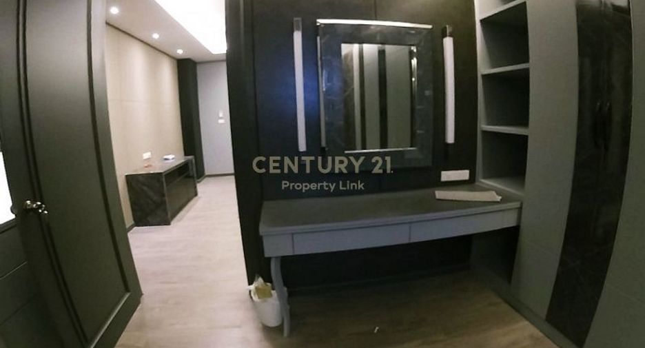 For sale 6 bedrooms townhouse in Huai Khwang, Bangkok