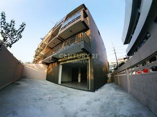 For sale 6 bedrooms townhouse in Huai Khwang, Bangkok