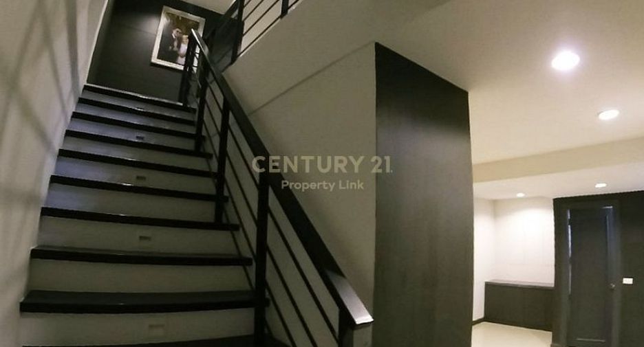 For sale 6 bedrooms townhouse in Huai Khwang, Bangkok