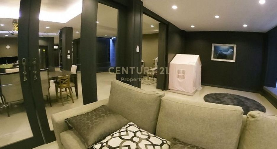 For sale 6 bedrooms townhouse in Huai Khwang, Bangkok