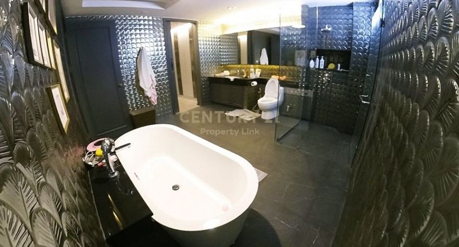 For sale 6 bedrooms townhouse in Huai Khwang, Bangkok